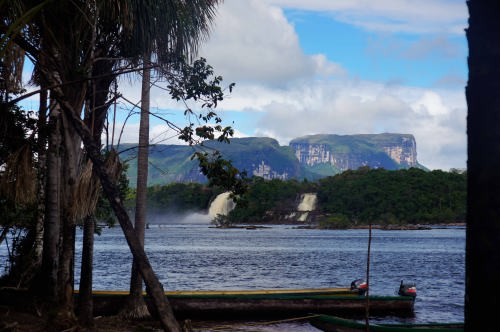 JiC} Canaima lake